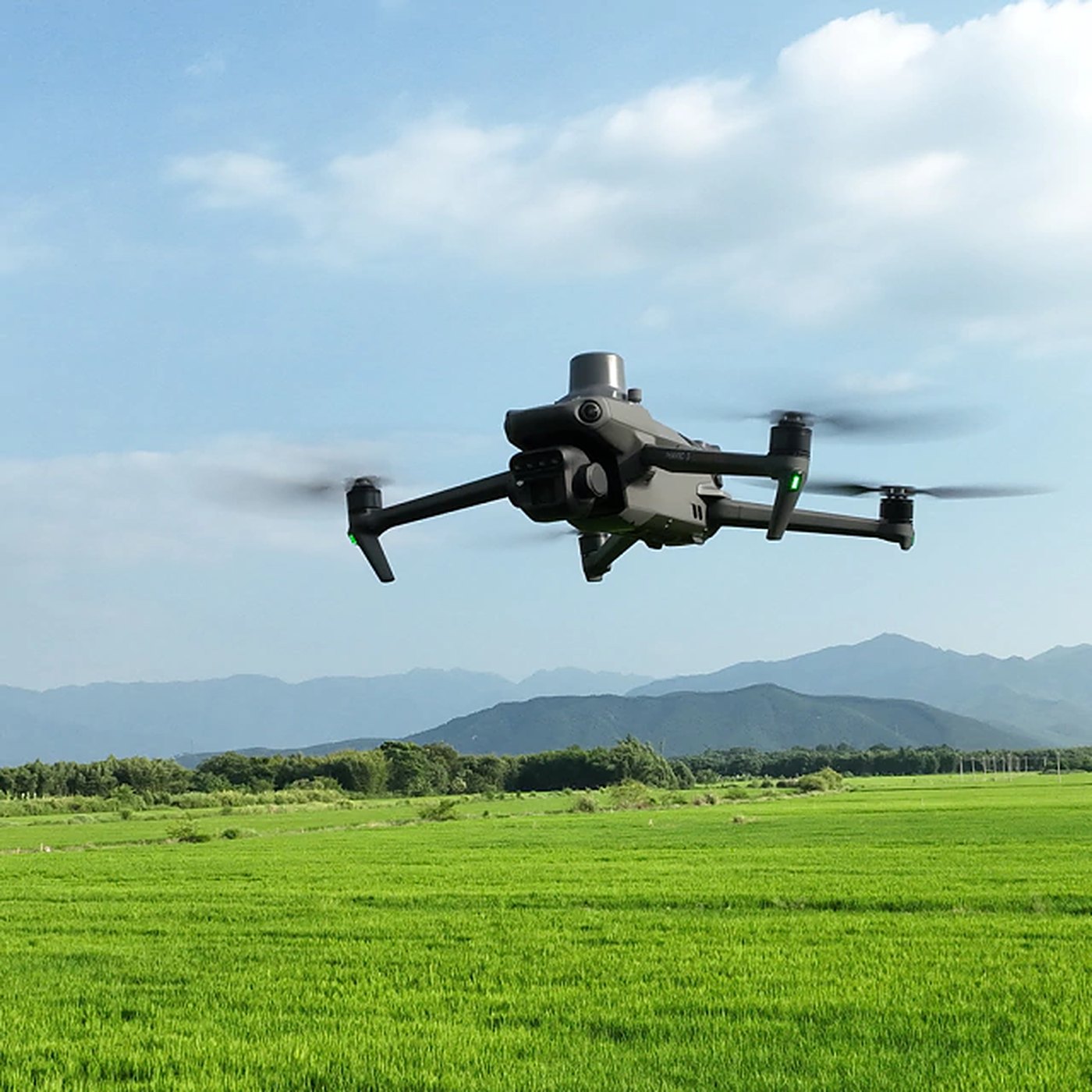 DJI Mavic 3M en vuelo sobre un cultivo
